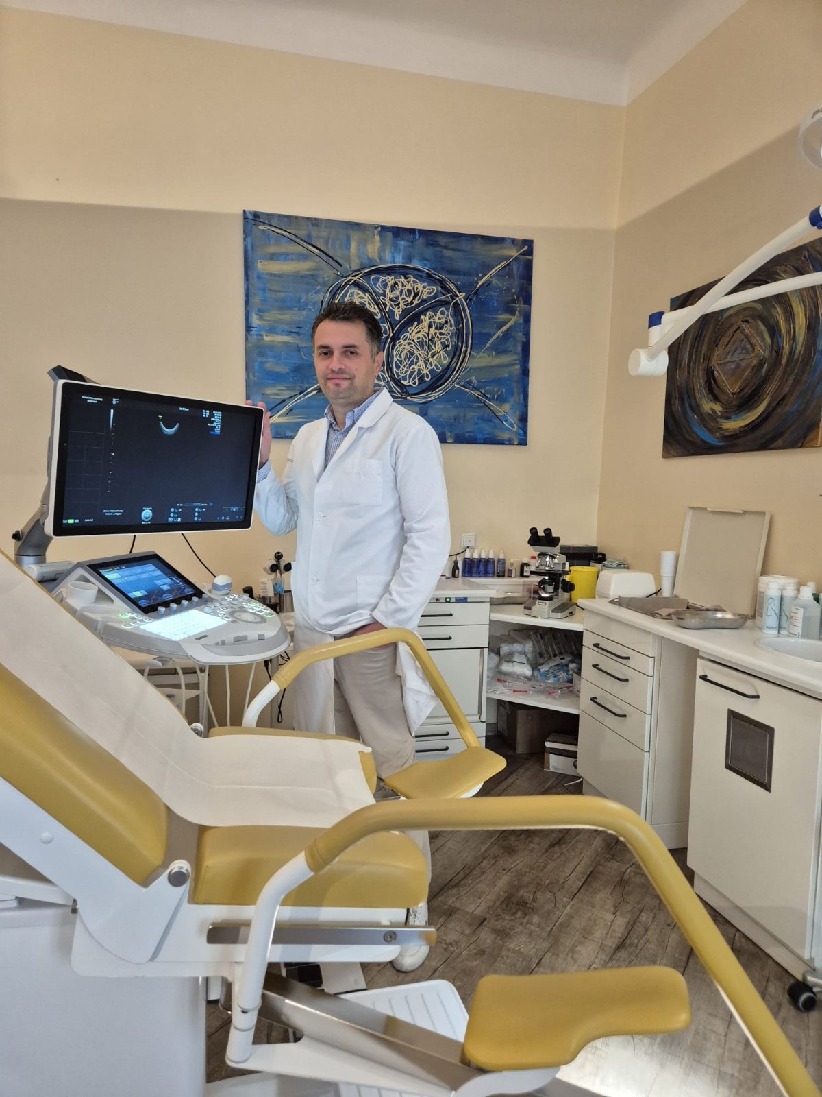 Dr. Spasenoski im Ordinationszimmer